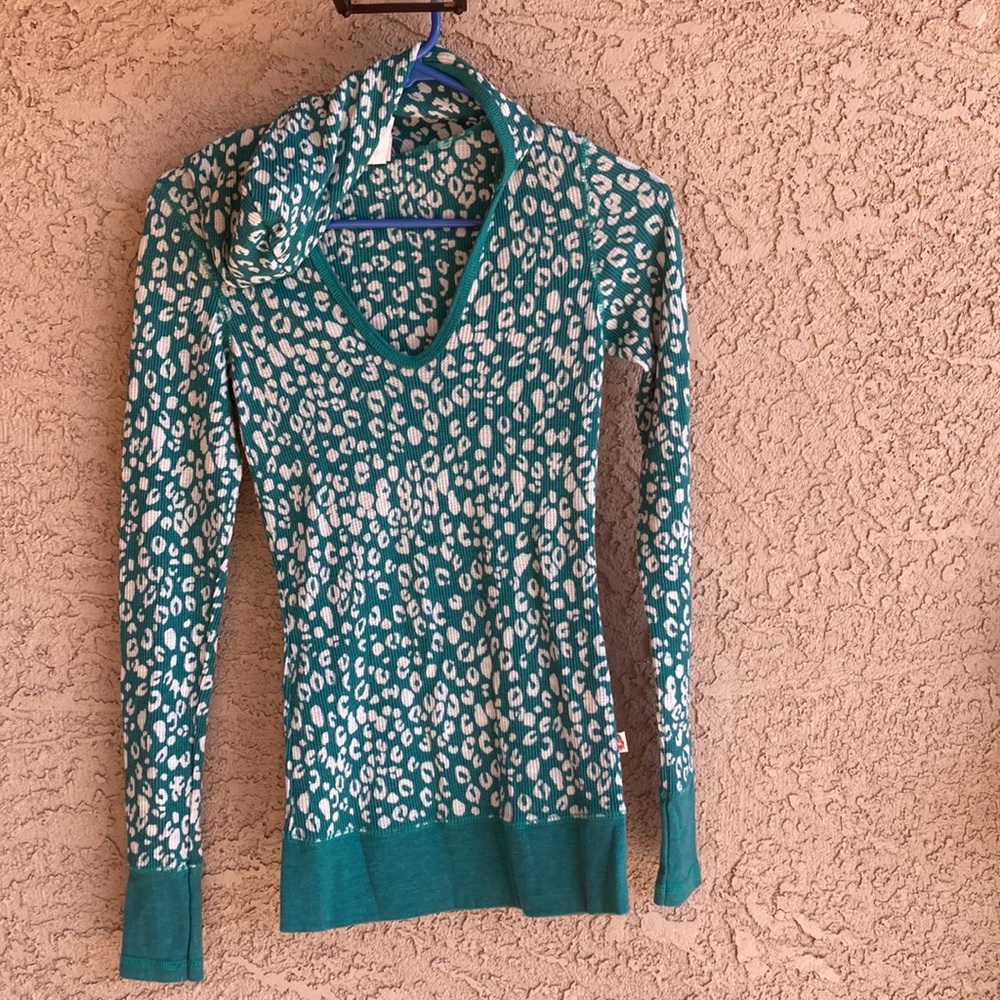 Curious gypsy women’s green leopard size medium long sleeve top